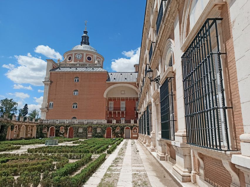 Aranjuez: Royal Palace Guided Tour - Going from ceremonial rooms to lived-in chambers