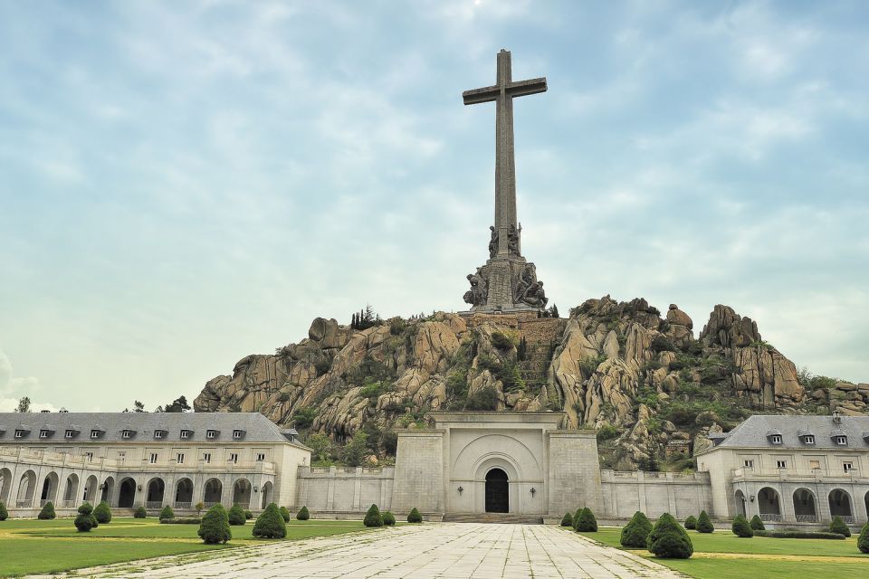 From Madrid: Escorial Monastery & Valley of the Fallen Trip - Getting to El Escorial: the easy start from central Madrid