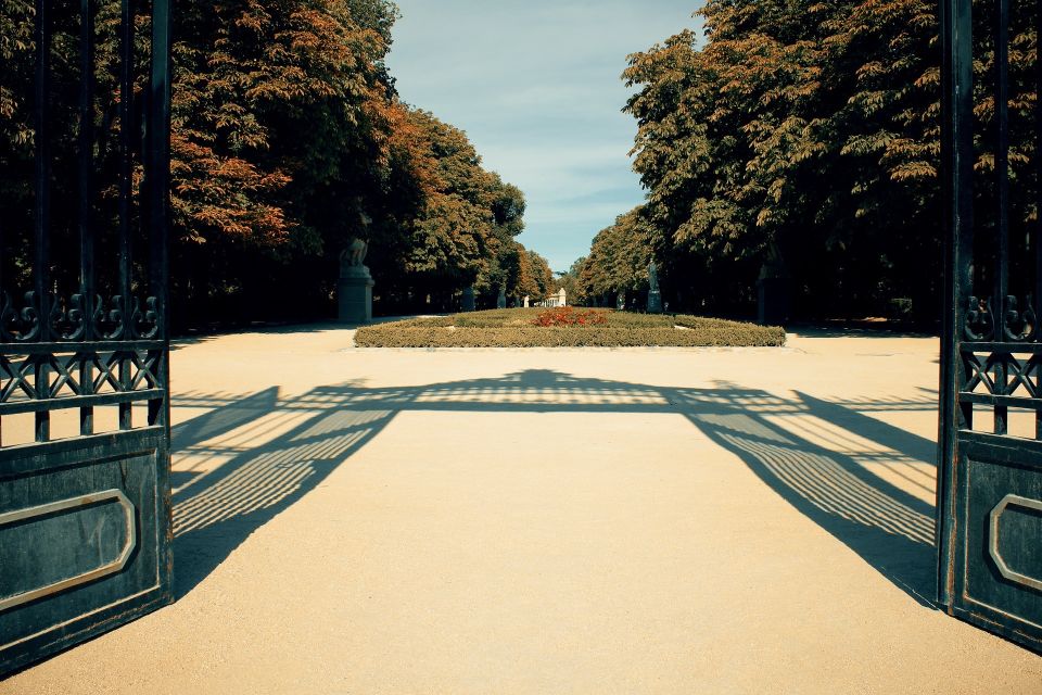 Madrid: 1.5-Hour Retiro Park Guided Walking Tour - Duration, group size, and how to plan your extra time