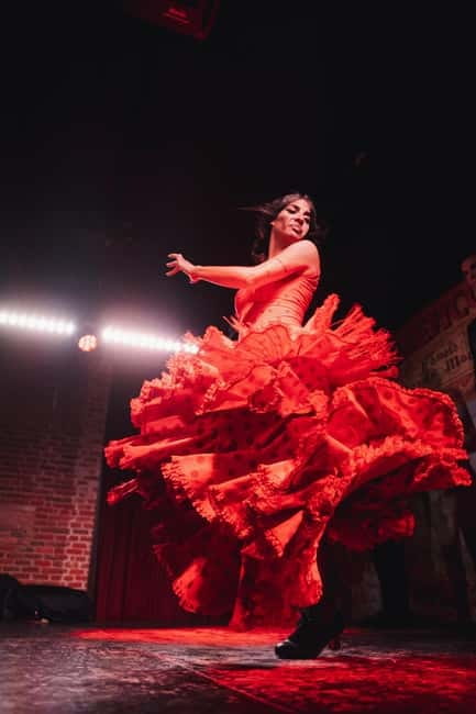Madrid: Authentic Flamenco at Flamenco de Leones with drink - Arriving through the carriage passage (and getting seated comfortably)
