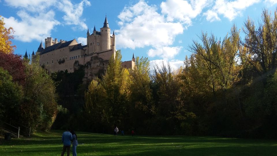 Madrid: Avila and Segovia Day Trip with Tickets to Monuments - The Ávila break: aperitif included, then a reality check on free time