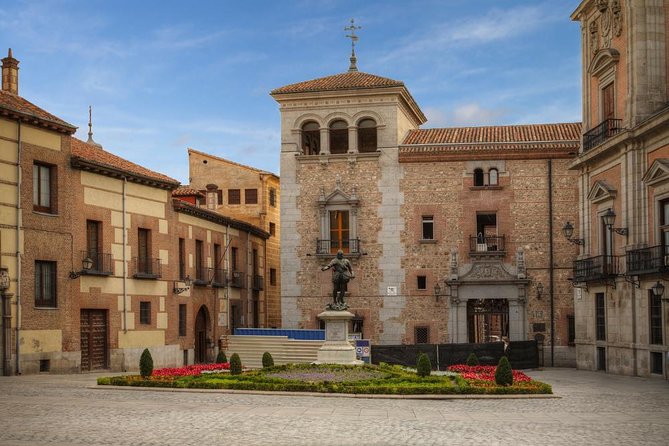 Madrid by Night: Tapas Crawl, Local Drinks & Hidden Gems - Why tapas feel different after dark in Madrid