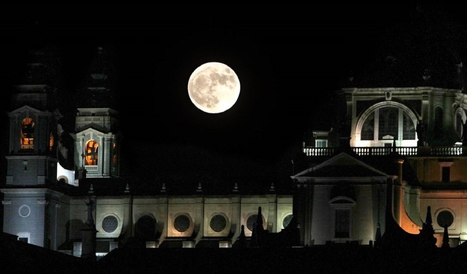 Madrid: Enchanted Evening Walking Tour in Spanish - Plaza de Oriente at Night: Royals, Shadows, and a Quick Photo Stop