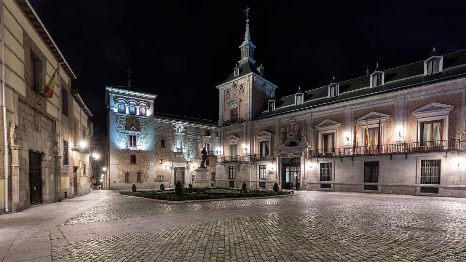 Madrid: Enchanted Evening Walking Tour in Spanish - Plaza de la Villa and Madrid de los Austrias: Medieval Mood Without the Museum Lines