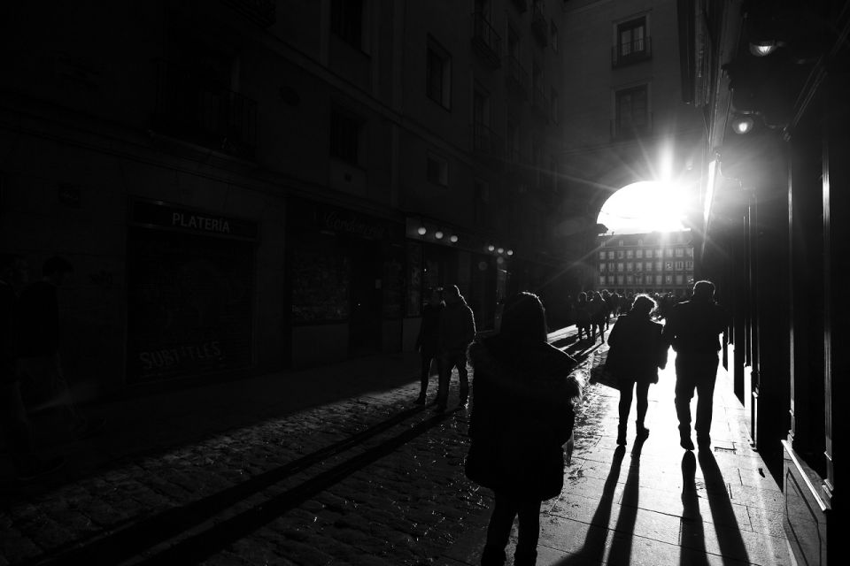 Madrid: Enchanted Evening Walking Tour in Spanish - Pasadizo de San Ginés: Where Narrow Streets Turn Spooky