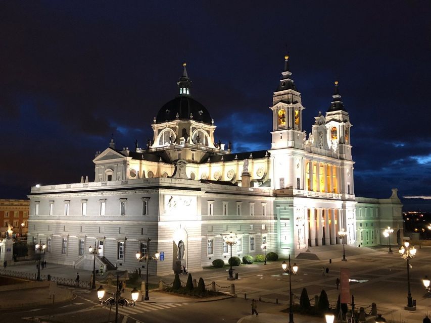 Madrid: Enchanted Evening Walking Tour in Spanish - Where You Meet: Naturanda Tourist Office and the Fast Start