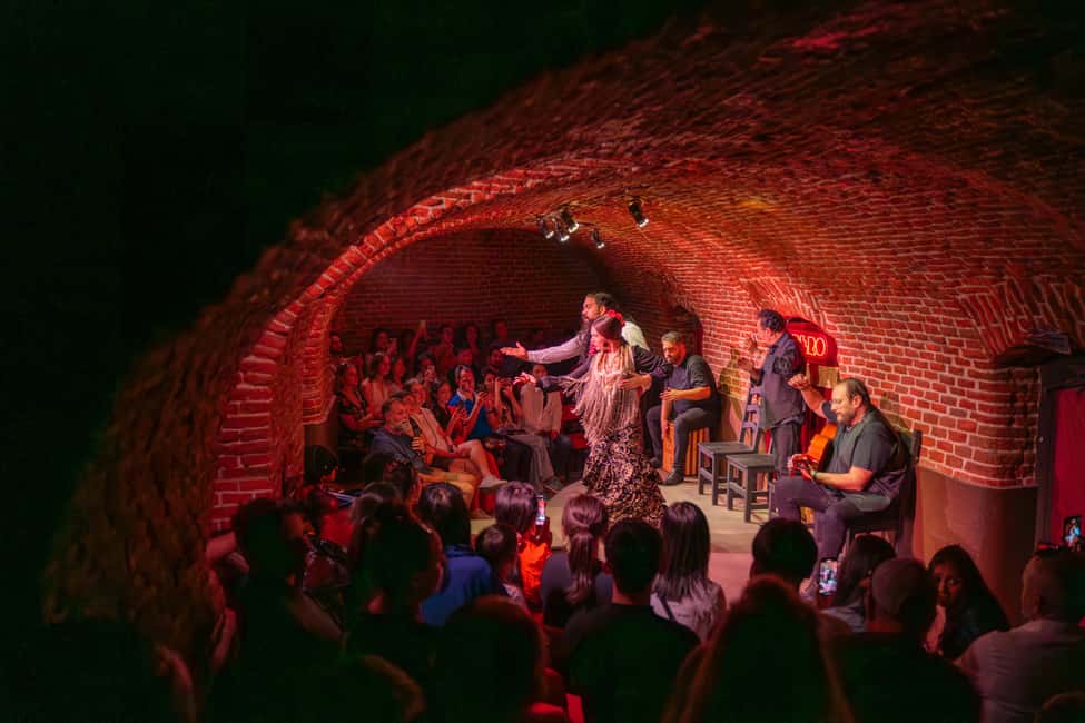 Madrid: Flamenco Show Entry Ticket with Drink & Artist Talk - The five-piece cast: how the artists pull you in close