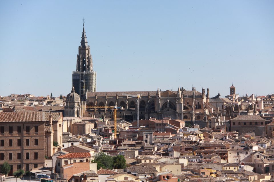 Madrid: Full-Day Guided Tour of Toledo with Cathedral Visit - Madrid to Toledo by coach: what that 55 minutes buys you