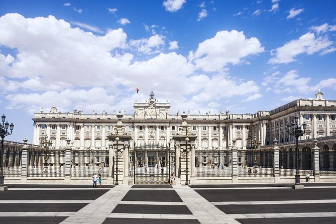 Madrid Panoramic Sightseeing Guided Tour - Julià Travel Madrid meet-up and the one-hour old-town walk