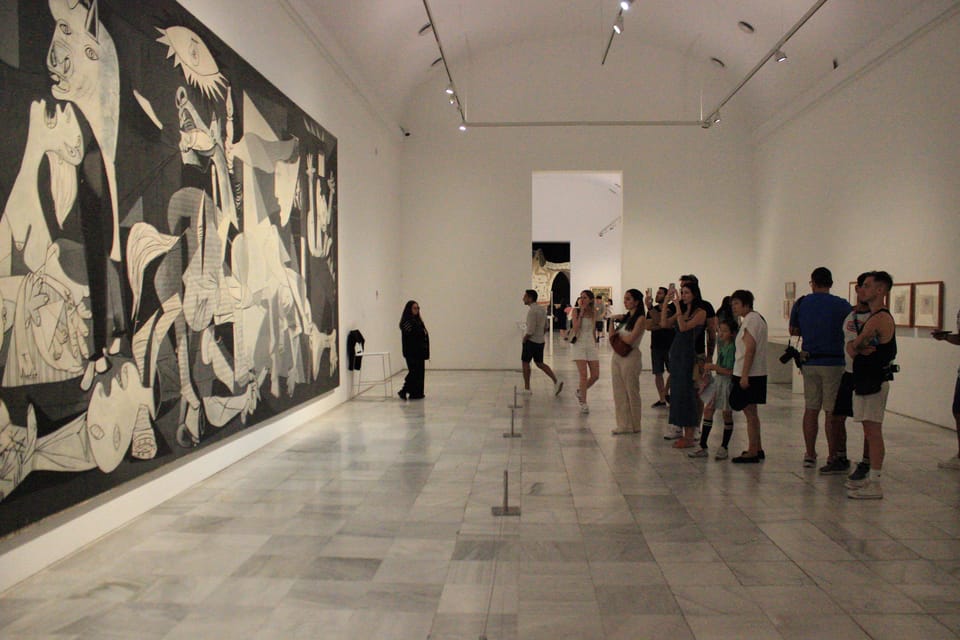 Madrid: Reina Sofía Museum Guided Tour - English and Spanish at the same time: a practical hearing strategy