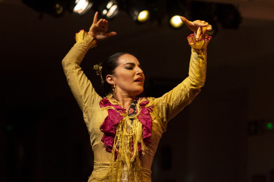 Madrid: Tablao de La Villa Flamenco Show - Your welcome drink, seating, and how the evening actually flows