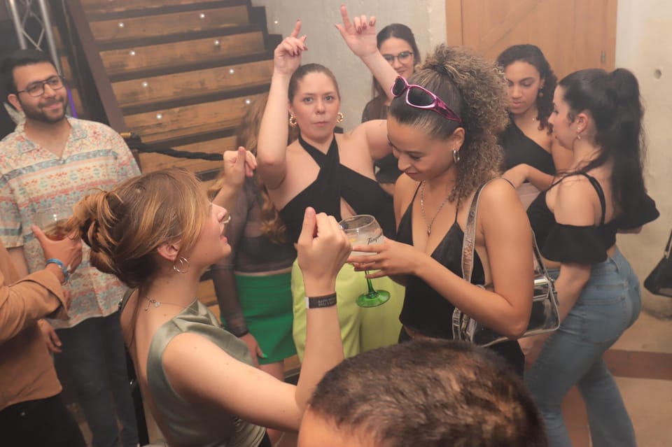 Madrid: Top Pub-Crawl with Drinks and Nightclub Entry - Gran Vía Finale: Spirits, Dance Show, and Club Entry