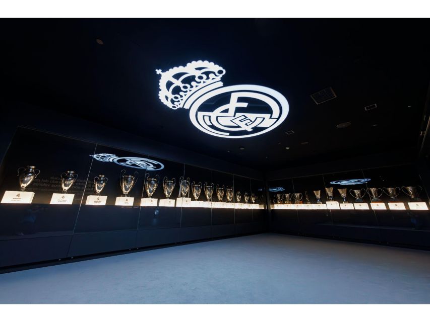 Madrid: Tour Bernabéu Entry Ticket - Benches and Pitchside Photos: How Close You Really Get