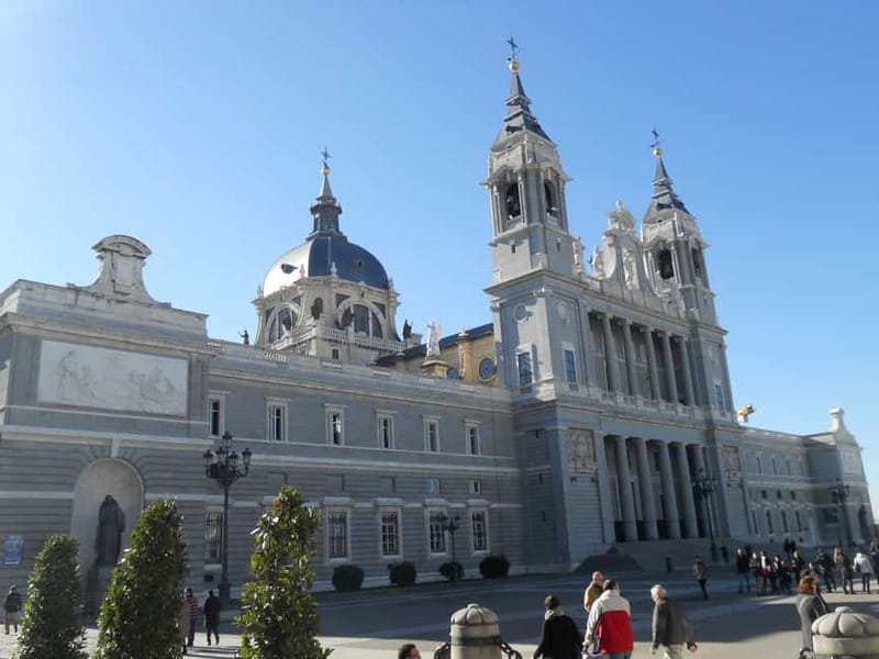 Madrid: Tour of the Historic City Center - First Steps: Puerta del Sol and the walk that sets the tone