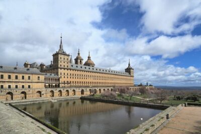 San Lorenzo de El Escorial: Monastery and Site Guided Tour - Getting Oriented at the Blue-Umbrella Meeting Point