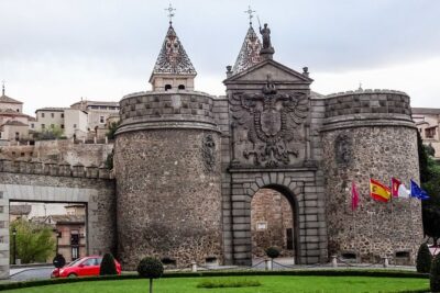 Segovia, Avila & Toledo: Small Group Guided Tour from Madrid - Entering the Alcázar of Segovia: why this ticket inclusion matters