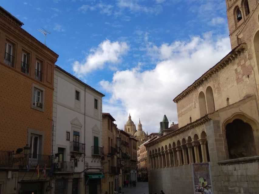 Segovia: Guided Walking Tour with Alcázar Entry - Plaza del Azoguejo to the Roman Aqueduct: start with scale