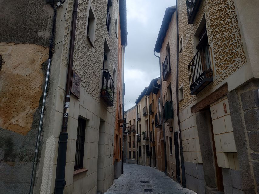 Segovia: Guided Walking Tour with Alcázar Entry - Where to meet and how to keep it smooth