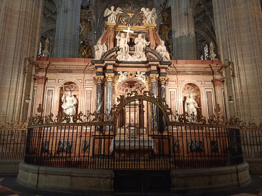 Segovia: Guided Walking Tour with Cathedral & Alcázar Entry - Meeting point, timing, and how to hear the guide clearly
