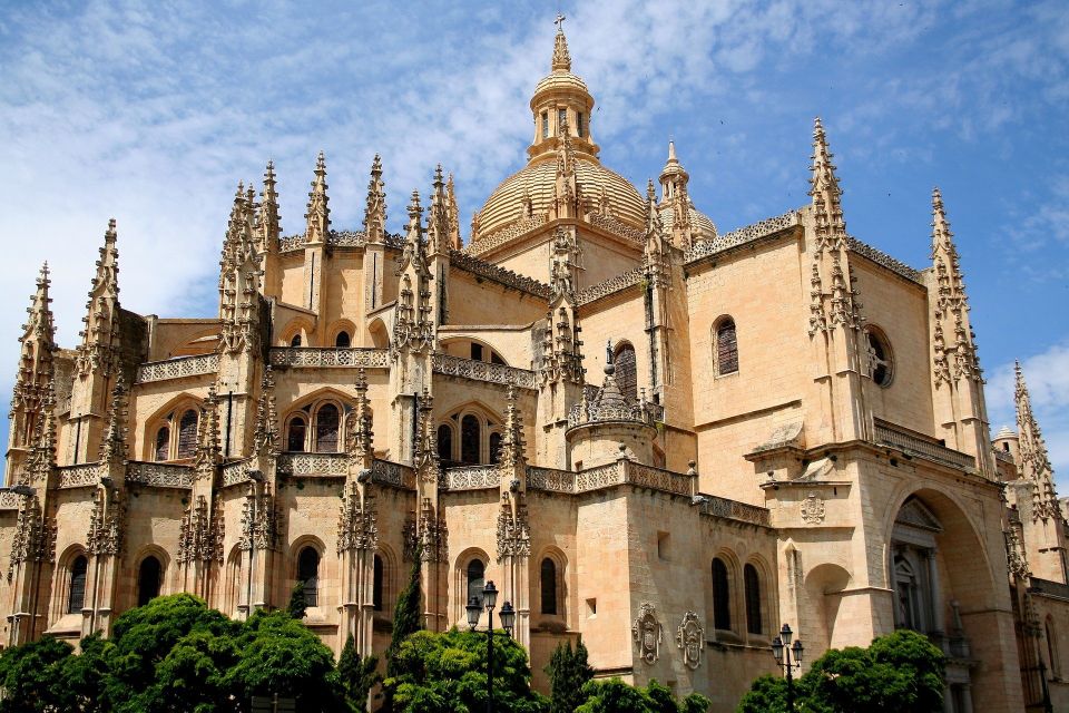 Segovia: Guided Walking Tour with Cathedral & Alcázar Entry - Plaza Azoguejo to the Aqueduct: where the story starts