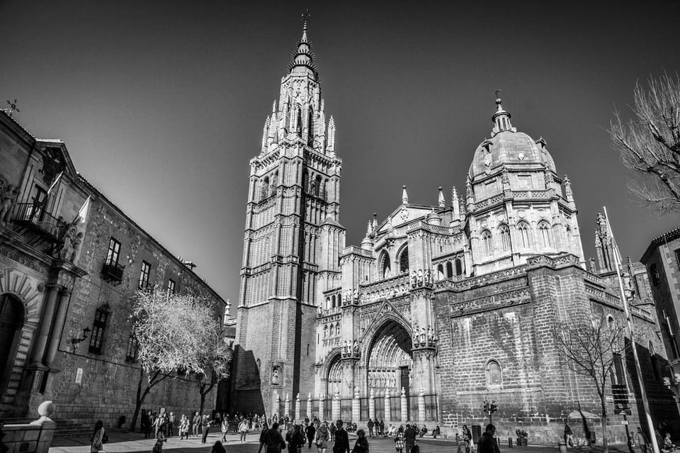 Toledo Cathedral Guided Tour in Spanish - Meeting Secretos de Toledo and getting inside fast