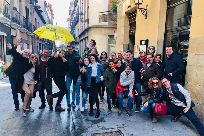 Tour "Barrio de las Letras" Spanish Golden Age - Calle de la Cruz: spotting a trampantojo and reading the story behind it