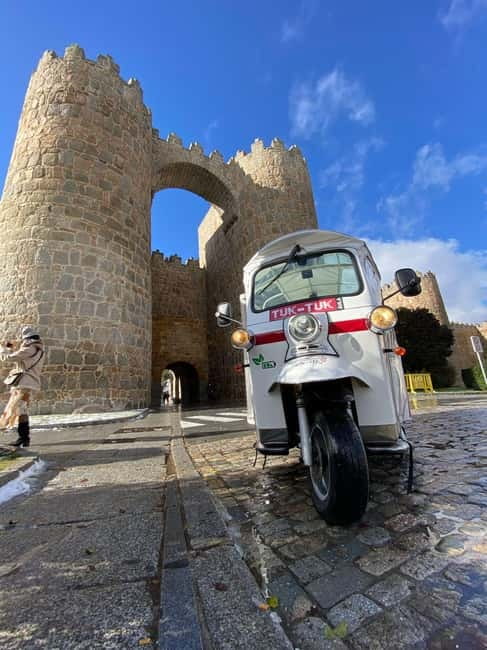 TOUR GUIADO EN TUK TUK POR AVILA 1 HORA - Mirador de los Cuatro Postes: the stop designed for a true panorama
