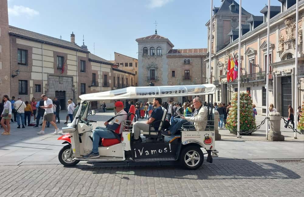 Tour Madrid: Secrets in a Electric Tuk Tuk - Puerta del Sol: Casa de Correos clock and the bear-and-strawberry symbol